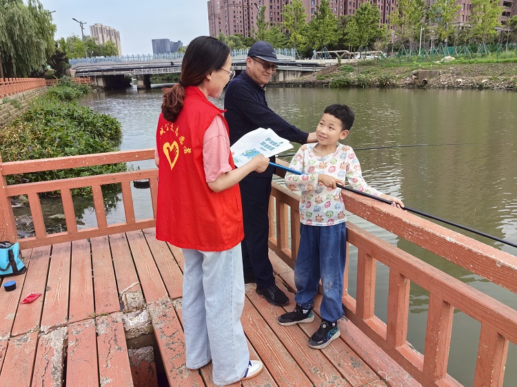7月19日，三分公司黨支部組織黨員志愿者走進金水灣社區(qū)開展以“志愿服務進社區(qū)  護河愛水齊參與”為主題的環(huán)境保護志愿服務活動，用實際行動幫助社區(qū)做好轄區(qū)內河道的環(huán)境衛(wèi)生整治工作。4.jpg