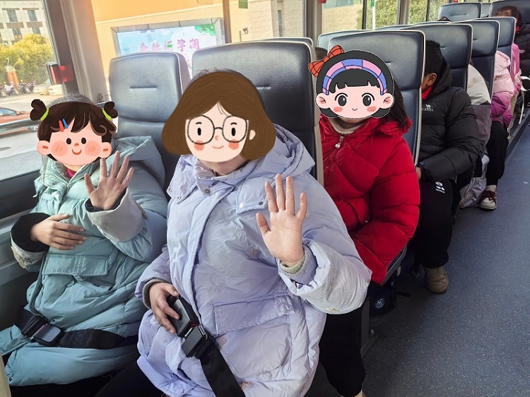車內(nèi)小乘客照片2.jpg