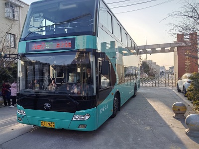 車輛放學(xué)后?？吭谟镭S實(shí)驗(yàn)學(xué)校門口.jpg