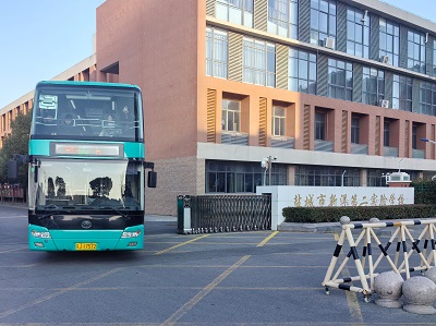 車輛放學(xué)駛出新洋第二實(shí)驗(yàn)學(xué)校.jpg