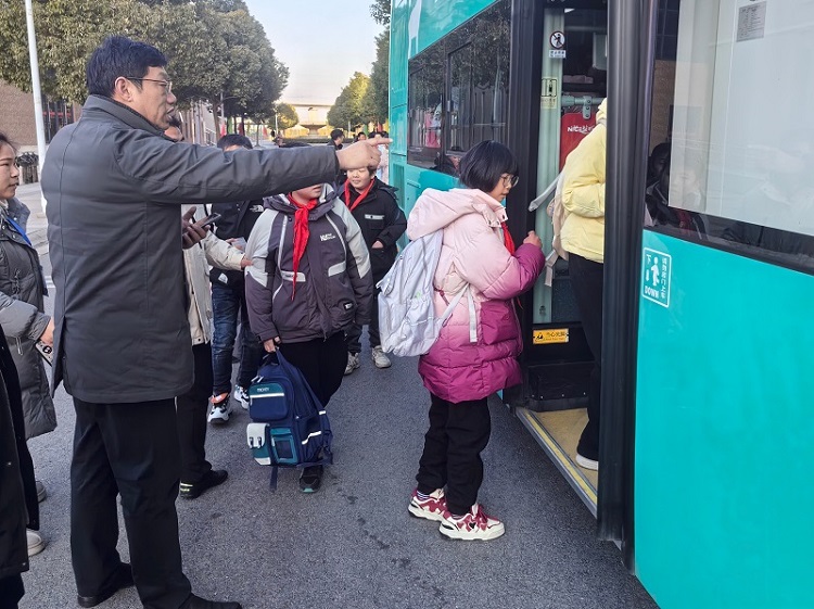 新洋第二實(shí)驗(yàn)學(xué)校祝校長(zhǎng)引導(dǎo)學(xué)生上車.jpg