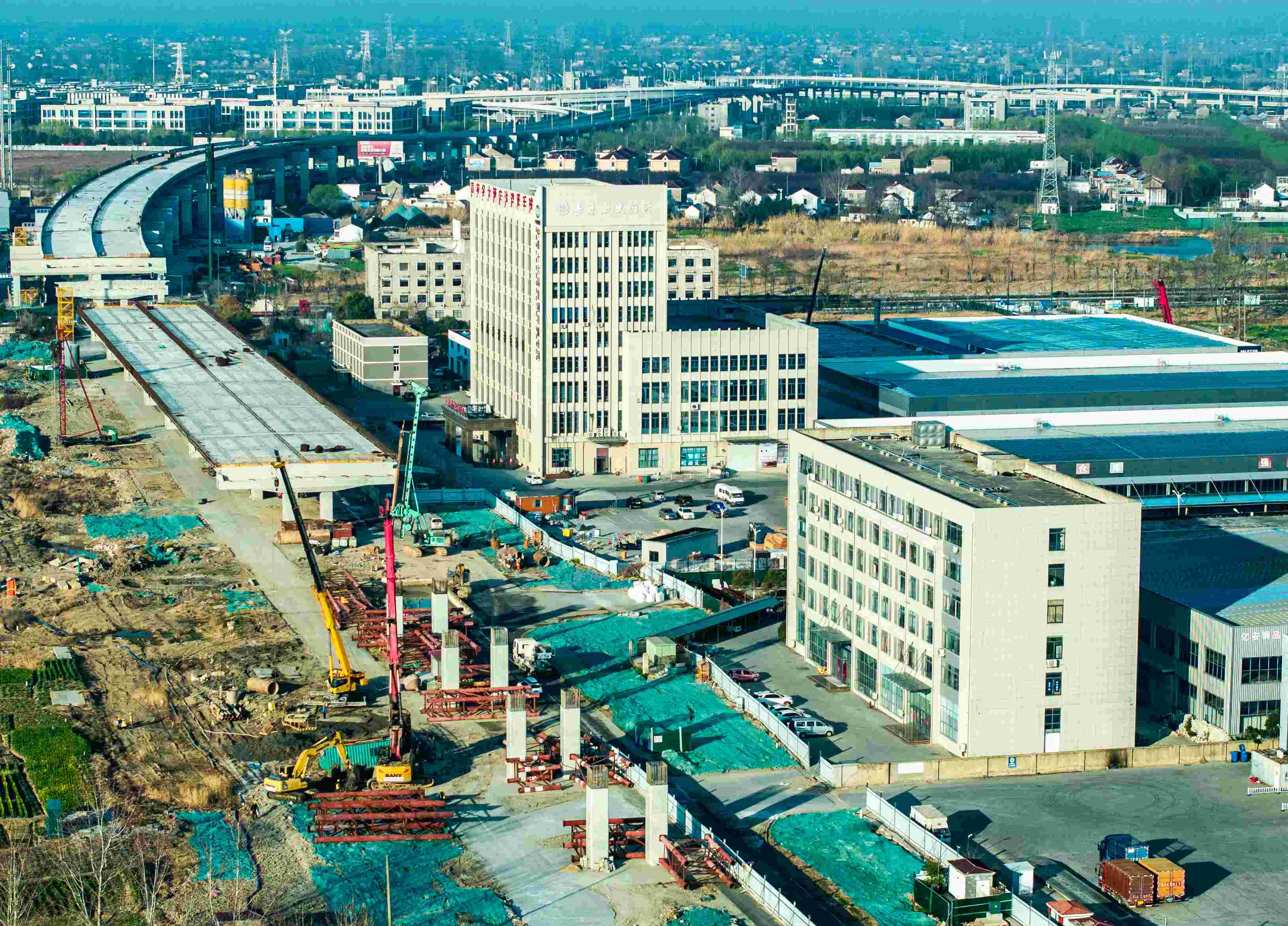 高架四期新業(yè)路高架現(xiàn)澆箱梁段正在搭設支架.jpg